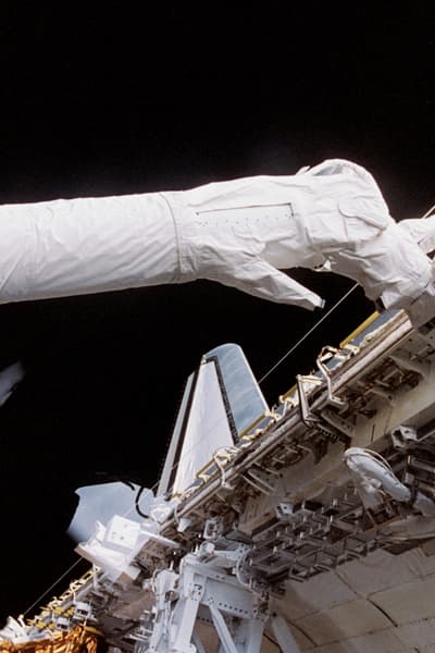 EVA 2 activity in the payload bay during STS-72 mission