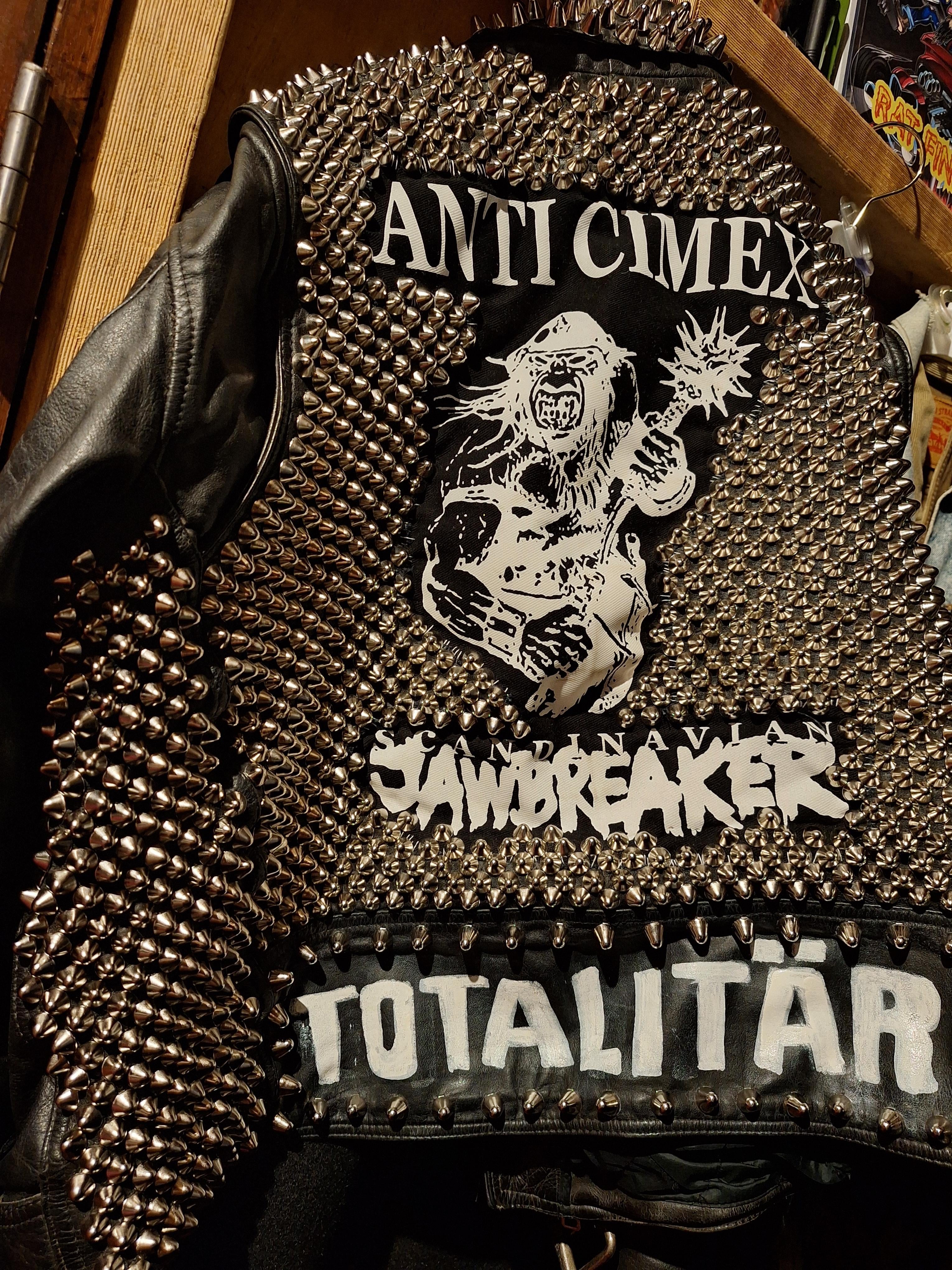 Totalitär, Anti Cimex